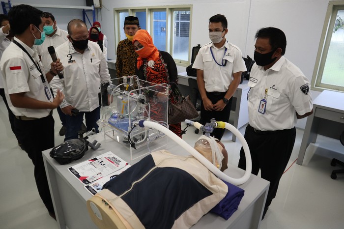 PT Pindad (Persero) memperkenalkan ventilator dan produk-produk lainnya untuk memerangi COVID-19 pada kunjungan kerja Ketua Dewan Perwakilan Daerah RI (DPD), AA La Nyalla Mahmud Mattalitti (20/4).
