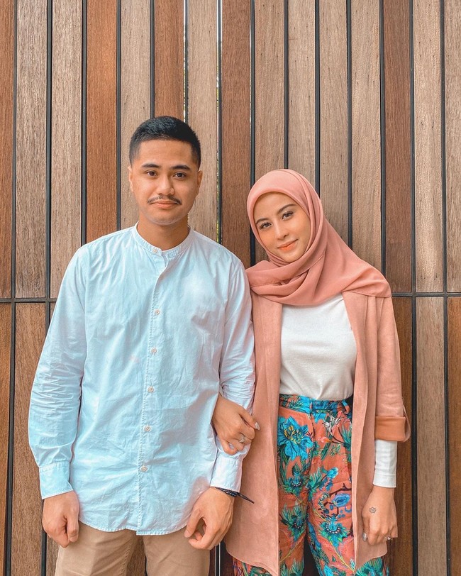 Tampil dengan hijab nuansa pastel, Awkarin berpose dengan Sabian Tama yang mengenakan baju koko sehingga penampilan keduanya tampak serasi.Foto: Instagram @awkarin