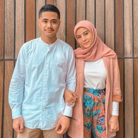 Tampil dengan hijab nuansa pastel, Awkarin berpose dengan Sabian Tama yang mengenakan baju koko sehingga penampilan keduanya tampak serasi.Foto: Instagram @awkarin