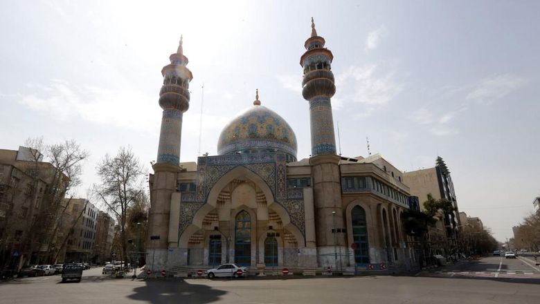 Sebuah masjid di Teheran, Iran ditutup saat pandemi virus Corona A photograph taken on March 13, 2020 shows a quiet intersection and a mosque that remains shut in the Iranian capital Tehran, after measures were taken to slow down the spread of the coronavirus COVID-19. - The outbreak of the virus in Iran is one of the deadliest outside China, where the disease originated.
Several politicians and officials both sitting and former have been infected, with some dying from the illness. (Photo by STR / AFP)