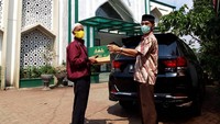 Kegiatan yang juga menyuarakan pentingnya bagi masyarakat untuk tetap beribadah di rumah ini merupakan bagian dari semangat #MariBerbagiPeran yang diusung Unilever Indonesia.