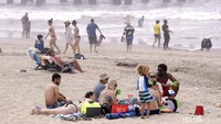 Banyak orang yang tidak mau melewatkan sensasi berjemur di pantai saat akhir pekan di musim panas. AP Photo/Marcio Jose Sanchez.