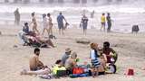 Cuek! Warga AS Ramai-ramai Piknik ke Pantai Saat Pendemi Corona