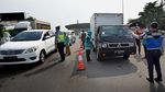 Cegah Mudik, Petugas Lakukan Penyekatan di Exit Tol Serang Timur