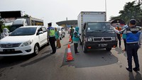Personel gabungan Dishub, TNI, Polri serta petugas medis memeriksa pengendara keluar di pintu tol Serang Timur, di Serang, Banten, Senin (27/4/2020). 