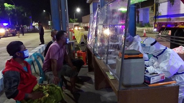 Penyekatan Kendaraan Cegah Pemudik di Perbatasan Jateng-Jatim