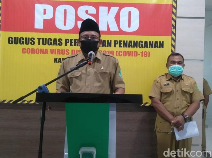 Seorang karyawan pabrik asal Kecamatan Beji, Kabupaten Pasuruan dinyatakan positif virus Corona. Untuk mencegah penyebaran, puluhan kontak dekat termasuk istri dan anaknya langsung di-rapid test.