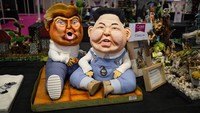 Kue yang menggambarkan pemimpin Korea Utara Kim Jong-un  bersama Presiden AS Donald Trump dipajang dalam festival kue Internasional 2019 di NEC,  Birmingham, Inggris.  (Foto oleh Jacob King / Gambar PA via Getty Images)