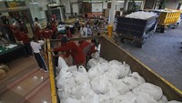 Bantuan sembako sebanyak 68.000 paket tersebut akan didistribusikan oleh Pemerintah Kota Surabaya kepada masyarakat berpenghasilan rendah (MBR) di 31 kecamatan yang terdampak COVID-19.