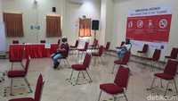 Suasana ruang tunggu pendonor darah yang sepi. 