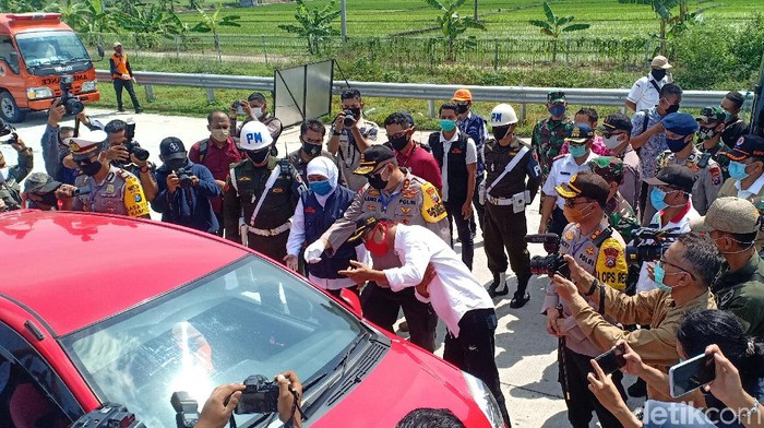 Gubernur Jatim Khofifah Indar Parawansa dan Kapolda Irjen Luki Hermawan mengunjungi posko check point di Exit Tol Ngawi, Minggu (26/4) sore. Mereka mengapresiasi kinerja Forkopimda Ngawi terutama pihak kepolisian, yang bekerja keras menghalau pemudik untuk putar balik.