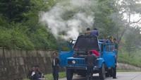 Sebuah SUV beristirahat di pinggir jalan kota Pyongyang. Foto: Boredpanda/Erric Laforgue