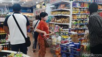 Barang belanjaan yang dibawa pembeli pun tak ada yang sedikit, minimal satu kantong belanja berukuran besar hingga membawa belanjaan satu troli penuh.