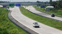 Sejumlah pengendara melintasi jalan Tol Boyolali-Solo di Boyolali, Jawa Tengah, Senin (27/4/2020).
