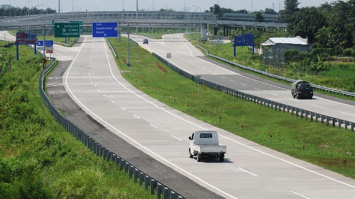 ARUS JALAN TOL BOYOLALI-SOLO LENGANG Sejumlah pengendara mobil melintasi jalan Tol Boyolali-Solo di Boyolali, Jawa Tengah, Senin (27/4/2020). Mulainya pembatasan pemudik melalui jalur darat di beberapa daerah untuk memutus penyebaran virus COVID-19, arus jalan tol Boyolali-Solo dan menuju Ngawi atau sebaliknya terpantau lengang. ANTARA FOTO/Aloysius Jarot Nugroho/hp.