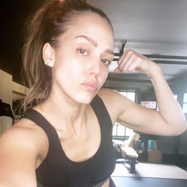 Aktris Jessica Alba memperlihatkan wajah tanpa makeup saat mengajak followersnya untuk tetap berolahraga meski harus di rumah saja. Yo #stayhealthy #stayhome #staystrong - what types of fitness vids do u want from me? Should I do Youtube vids too? tulisnya pada keterangan foto. Foto: Dok. Instagram