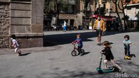 Setelah enam minggu tetap di rumah untuk menghindari wabah Corona (COVID-19), anak-anak di Spanyol kembali diizinkan bermain di luar. Getty Images/Sandra Montanez