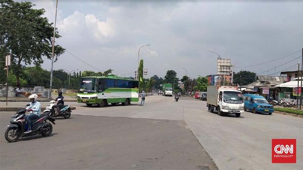 Terminal bayangan di Pasar Rebo, Jakarta Timur kian sepi usai pelarangan mudik. Sepinya penumpang berdampak pada penghasilan para PKL.