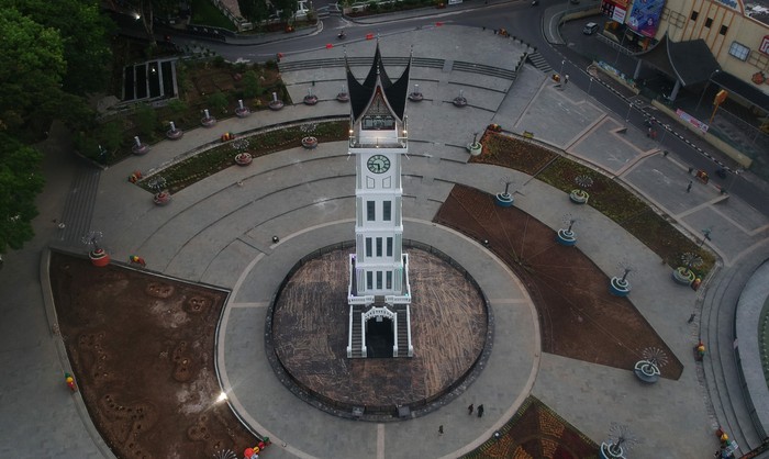 Suasana kawasan Jam Gadang yang sepi di Kota Bukittinggi, Sumatera Barat, Jumat (17/4/2020). ANTARA FOTO/Iggoy el Fitra.
