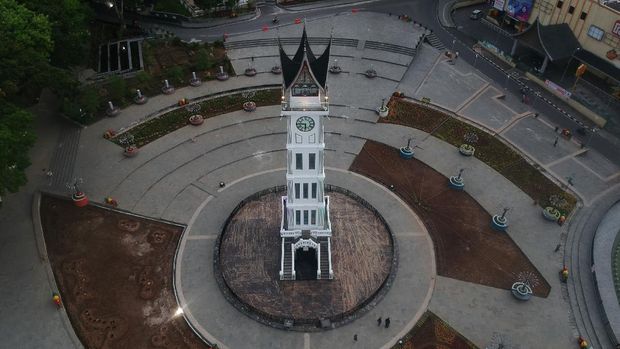 Suasana kawasan Jam Gadang yang sepi di Kota Bukittinggi, Sumatera Barat, Jumat (17/4/2020). ANTARA FOTO/Iggoy el Fitra.