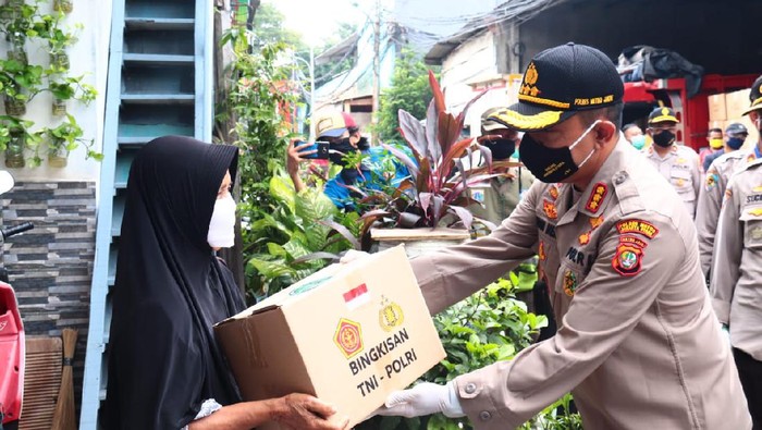 Pembagian sembako kepada warga yang terdampak Corona