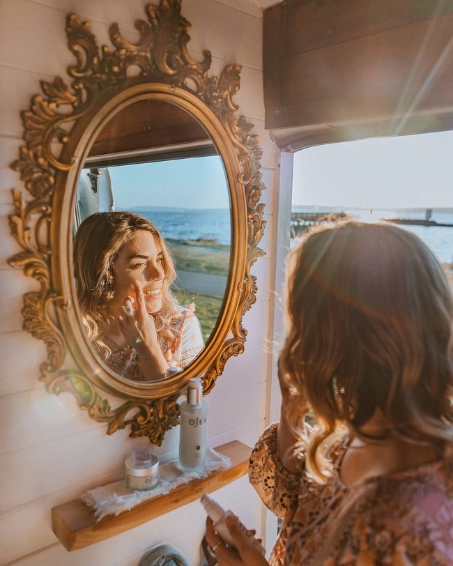 Nikki yang sering membagikan kehidupannya di Instagram kini harus menyewa tempat bersama orang-orang lain yang tinggal di mobil untuk bisa mandi air hangat. Mereka membuat tempat mandi outdoor dengan penghangat setelah tidak mandi dua minggu. Meski kadang menyulitkan, Nikki tetap menyukai gaya hidup ini. Foto: Instagram @nikkibigger