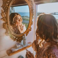 Nikki yang sering membagikan kehidupannya di Instagram kini harus menyewa tempat bersama orang-orang lain yang tinggal di mobil untuk bisa mandi air hangat. Mereka membuat tempat mandi outdoor dengan penghangat setelah tidak mandi dua minggu. Meski kadang menyulitkan, Nikki tetap menyukai gaya hidup ini. Foto: Instagram @nikkibigger