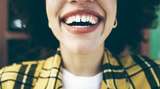 Tak Nyaman Ada Sisa Daging Terselip di Gigi? Ini Cara Mengatasinya