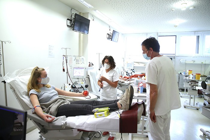 Terapi plasma darah ramai diperbincangkan masyarakat. Donor plasma darah dari pasien sembuh COVID-19 disebut dapat bantu penyembuhan pasien Corona lainnya.