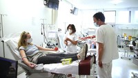Seorang pasien sembuh COVID-19 mendonorkan plasma darah untuk membantu proses penelitian penanganan virus Corona yang tengah dilakukan oleh tim peneliti medis di German Center for Immunity Therapy (das Deutsche Zentrum Immuntherapie atau DZI) yang berada di University Hospital Erlangen, Jerman, Senin (27/4/2020) waktu setempat.