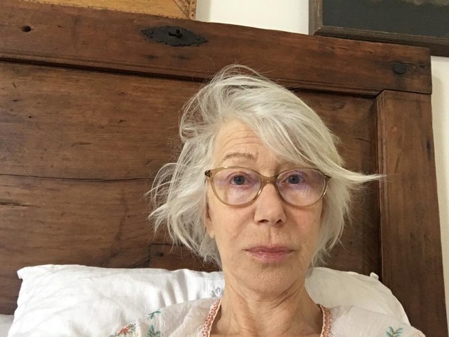 Bisa mengenali siapa artis di foto ini? Dia adalah bintang film legendaris Helen Mirren. Aktris 74 tahun memamerkan wajah tanpa makeupnya sambil mengajak orang-orang untuk berdonasi. Foto: Dok. Instagram