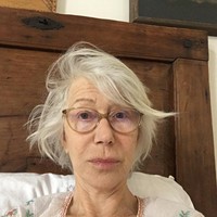 Bisa mengenali siapa artis di foto ini? Dia adalah bintang film legendaris Helen Mirren. Aktris 74 tahun memamerkan wajah tanpa makeupnya sambil mengajak orang-orang untuk berdonasi. Foto: Dok. Instagram