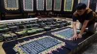 Perajin membuat batik motif ayat Alquran di Mahkota Batik Laweyan, Solo, Jawa Tengah, Senin (27/4/2020). 