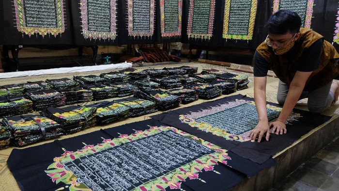 BATIK MUSHAF ALQURAN Perajin membuat batik motif ayat Alquran di Mahkota Batik Laweyan, Solo, Jawa Tengah, Senin (27/4/2020). Pemilik usaha batik setempat mengaku telah menyelesaikan mushaf Alquran sebanyak 30 juz lembaran batik bermotif ayat Alquran, yang selanjutnya untuk mengajak masyarakat belajar menulis, membaca dan memahami Alquran, sekaligus menarik kunjungan wisatawan di Kampung Batik Laweyan. ANTARA FOTO/Maulana Surya/hp.