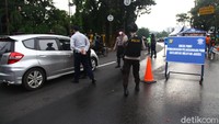 Di titik pengawasan atau check point di Ciputat, para petugas gabungan TNI-Polri dan Dishub masih banyak menemukan warga yang melanggar.