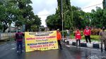 Momen Polisi dan Warga Halau Massa Ngabuburit di Pantai Pangandaran