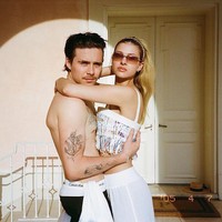 Hubungan cinta Brooklyn Beckham dan Nicola Peltz terungkap ke publik setelah keduanya mengunggah foto mesra mereka ke Instagram pada November 2019. Saat itu Brooklyn dituding playboy karena  gonta-ganti pacar dalam empat bulan terakhir. Dalam sebulan sekali, dia telah berganti pacar lagi. Sehingga dalam empat bulan, putra David dan Victoria Beckham itu sudah ganti pacar empat kali. Dan ketika itu Nicola menjadi kekasih keempatnya Foto: dok. Instagram