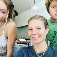 Aktris Gwyneth Paltrow memamerkan wajah tanpa makeupnya saat mengunggah momen dirinya bekerja dari rumah ditemani dua buah hatinya dari pernikahannya dengan Chris Martin. WFH with some moral support, tulis bintang film Avengers itu di keterangan fotonya. Foto: Dok. Instagram