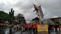 Bersama pihak kepolisian, masyarakat Pangandaran memblokir seluruh akses masuk ke kawasan pantai Pangandaran bagi mereka yang hendak ngabuburit atau tanpa tujuan yang jelas.