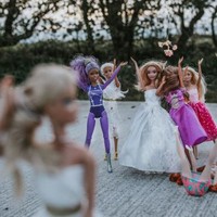 Agnieszka mengaku membuat pemotretan pernikahan ini senyata mungkin. Seperti momen bridesmaid yang menangkap bunga.  Foto: Instagram @agnieszka_marsh_photo