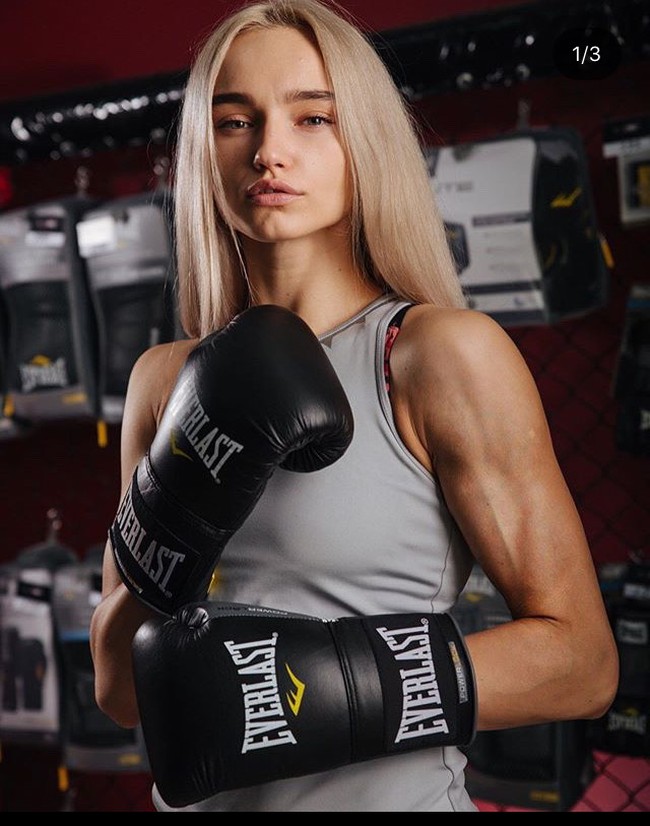 Petinju asal Rusia ini tak dibesarkan oleh orangtuanya karena sang ibu harus mendekam di penjara selama 12 tahun. Svetlana pun tinggal bersama bibinya.  Foto: Instagram