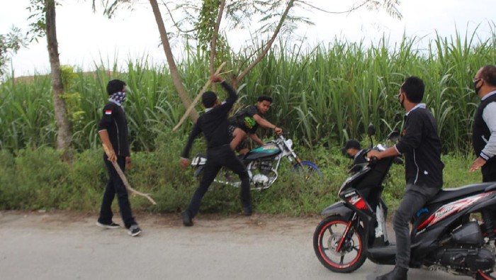 viral balap liar dibubarkan pake pentungan