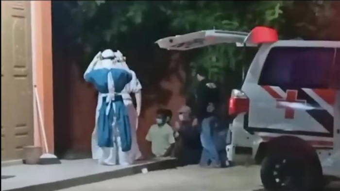 Bupati Konawe Utara jemput pendatang untuk diperiksa demi cegah Corona