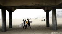 Pada hari Minggu, suhu sudah agak dingin di kawasan itu, tetapi itu tidak menghalangi orang-orang dari trekking ke pantai untuk berendam di bawah sinar matahari. AP Photo/Marcio Jose Sanchez.
