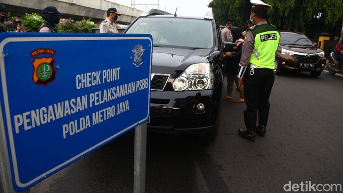 Salah satu titik pengawasan atau check point PSBB di kawasan Ciputat, Tangerang Selatan, masih banyak ditemukan pelanggar. Berikut foto-fotonya.