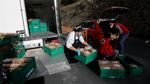 Koki Terkenal Bantu Masak untuk Warga Terdampak Corona