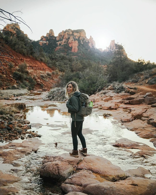 Hidupku meningkat pesat karena dulu aku tidak bahagia tinggal di apartemen membayar banyak uang dan pekerjaan di mana aku punya bos, sekarang aku bahagia. Aku menggunakan Instagram untuk menginspirasi orang lain untuk percaya pada diri mereka sendiri dan membangun kehidupan yang mereka impikan. Aku selalu bersedia di-chat dan menolong siapa pun, kata wanita AS yang sering jalan-jalan dengan mobilnya ini. Foto: Instagram @nikkibigger
