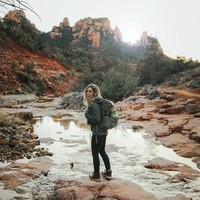 Hidupku meningkat pesat karena dulu aku tidak bahagia tinggal di apartemen membayar banyak uang dan pekerjaan di mana aku punya bos, sekarang aku bahagia. Aku menggunakan Instagram untuk menginspirasi orang lain untuk percaya pada diri mereka sendiri dan membangun kehidupan yang mereka impikan. Aku selalu bersedia di-chat dan menolong siapa pun, kata wanita AS yang sering jalan-jalan dengan mobilnya ini. Foto: Instagram @nikkibigger