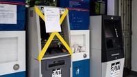 Sebuah mesin ATM di Singapura ditutup untuk mengantisipasi penyebaran virus Corona. Ore Huiying/Getty Images.