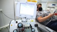 Seperti diketahui, terapi plasma darah dalam penanganan pasien COVID-19 tengah ramai diperbincangkan oleh masyarakat. Food and Drug Administration (FDA) pun belum lama ini merekomendasikan para pasien sembuh COVID-19 untuk mendonorkan plasma darah mereka guna membantu penanganan pasien COVID-19.